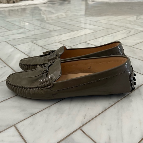 Tod”s driver loafers in grey patent - Picture 2 of 7